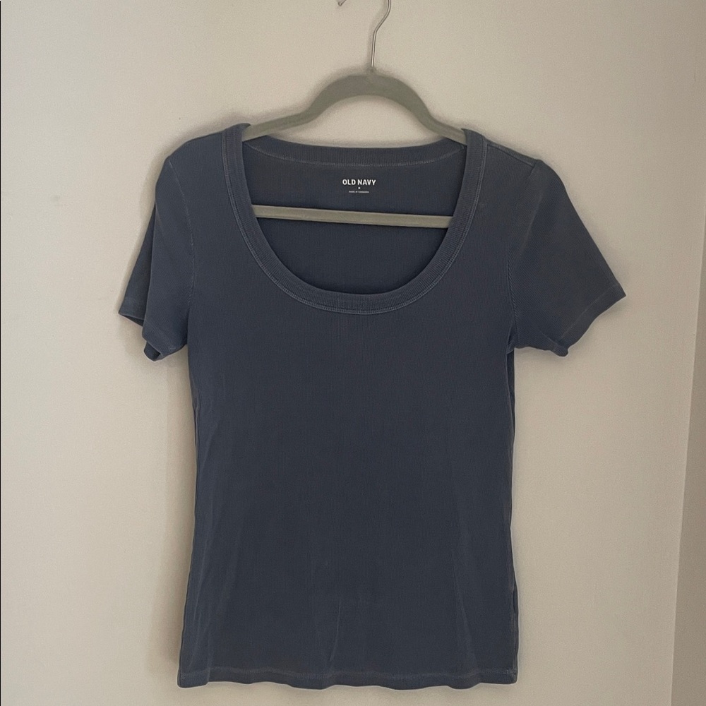 Old Navy Scoop Neck Ribbed Short sleeve shirt. Size M